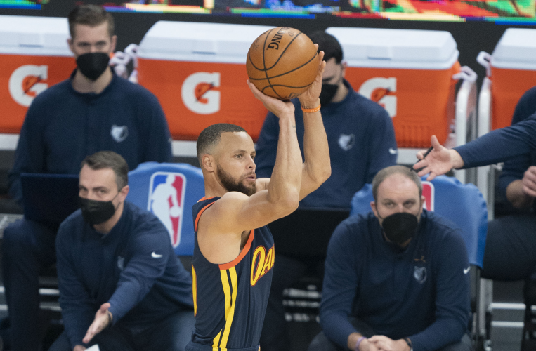  布雷斯特防守失误连连吞下苦果  